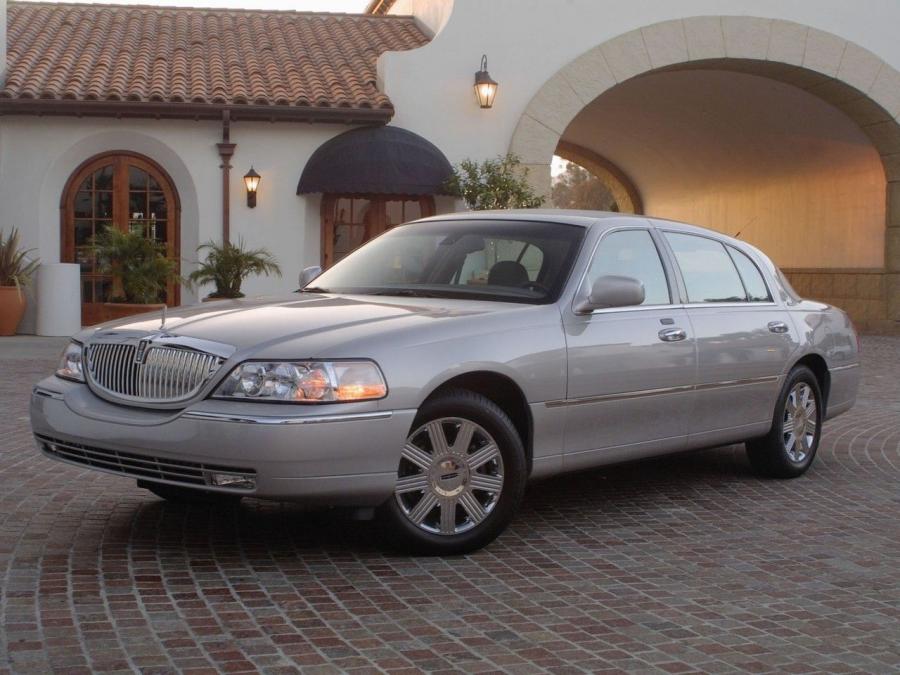  Lincoln Town Car 2003 года  (фото 3 из 68)